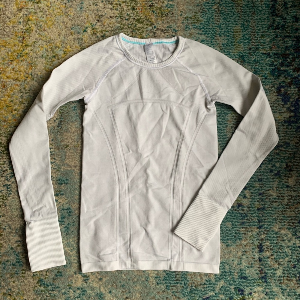 Ivivva by Lululemon White Run Tee size 8! Comfy ⭐️